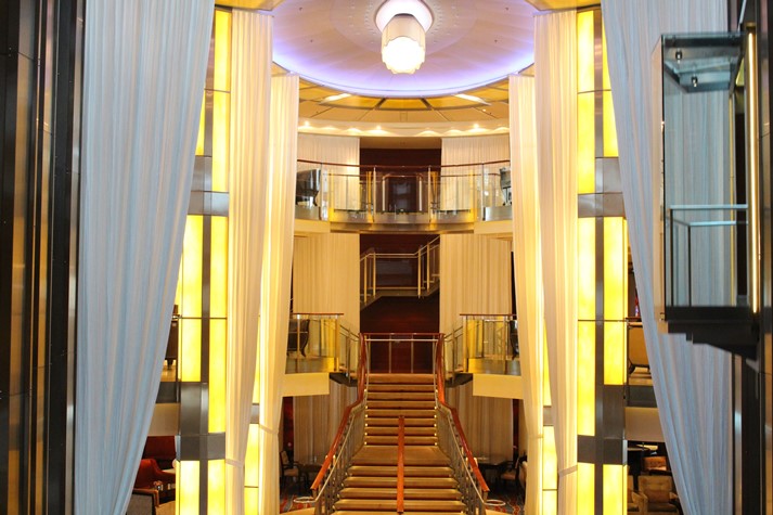 Einblick in das elegante Foyer und Atrium